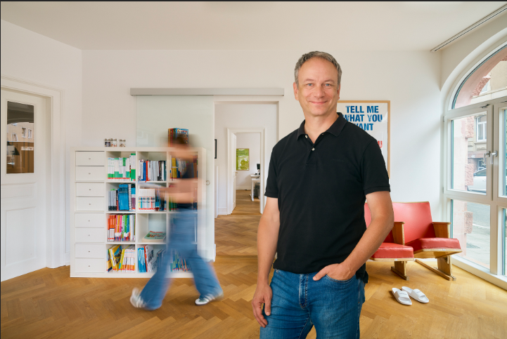 Bild eines Mannes in neuen Hintergrund montiert