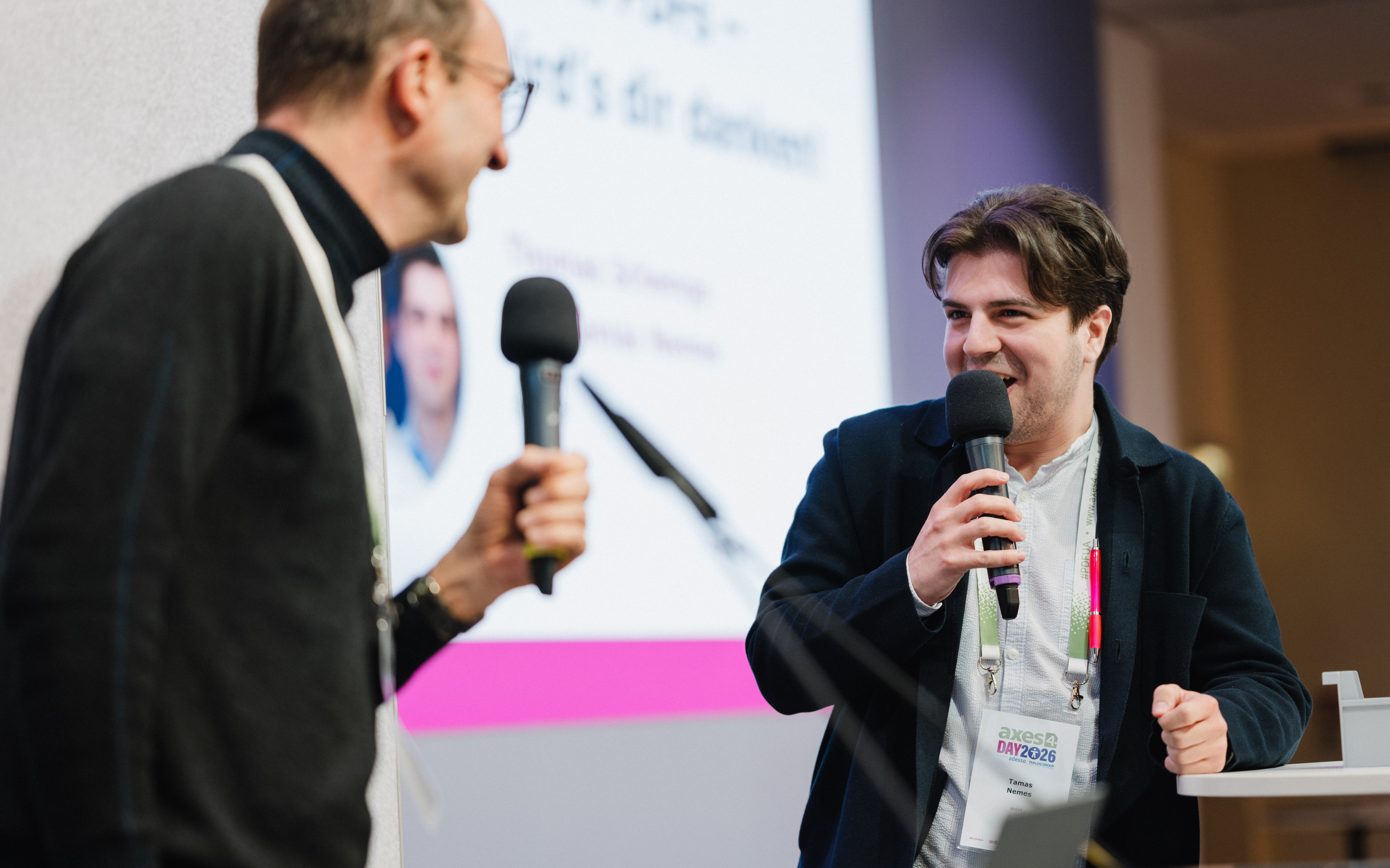 Thomás Nemes und Thomas Schempp von Axes4 zeigen den Nutzen von strukturierten Dokumenten für KI-Anwendungen auf.