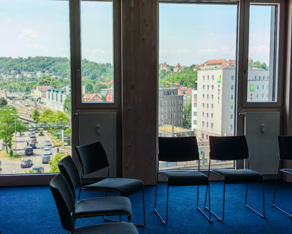 Blick von einem leeren Konferenzraum auf das sommerliche Tübingen