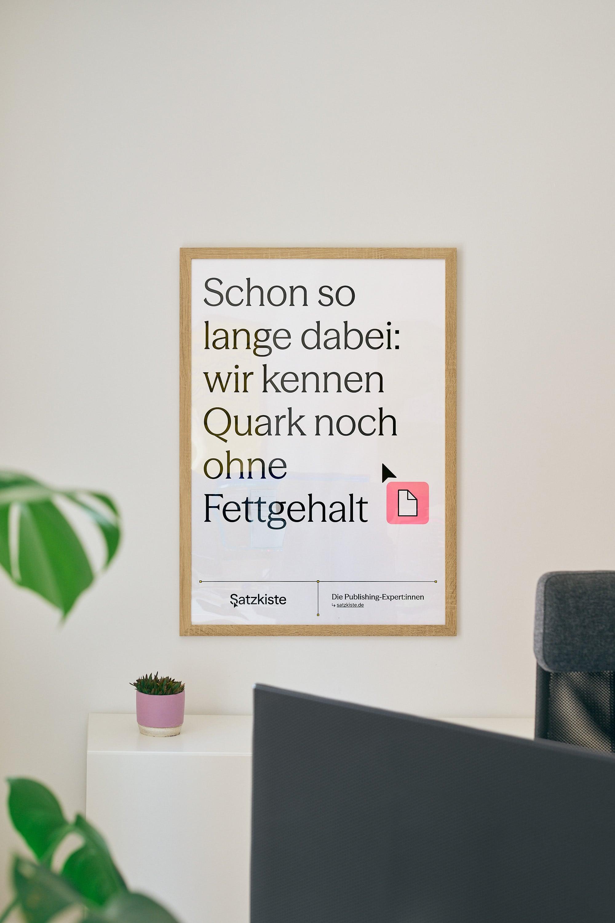 Plakat im Büro mit Pflanze im Anschnitt