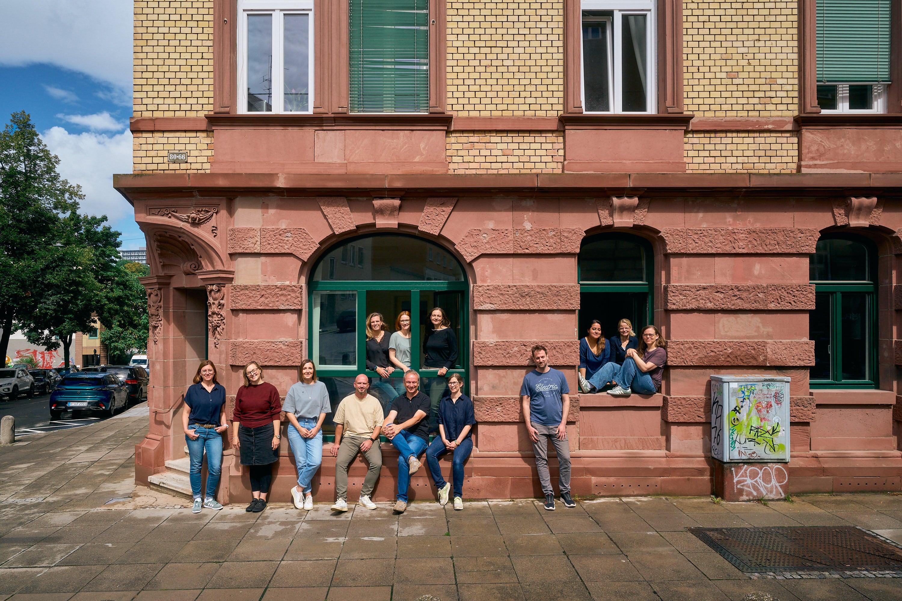 Satzkiste Team vor dem Büro