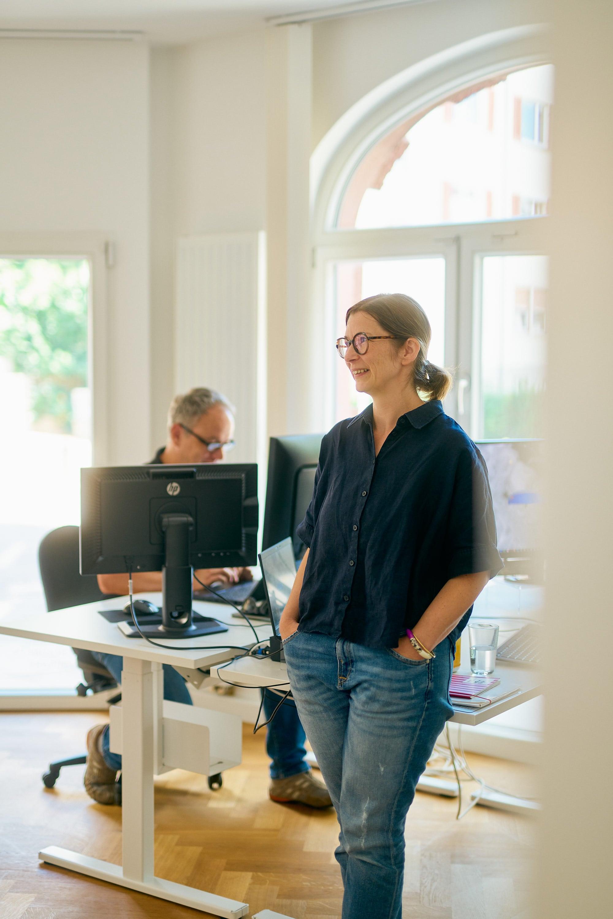 Szene aus dem Arbeitsalltag im Büro