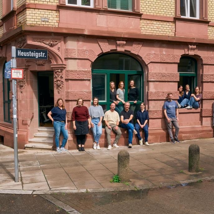 Teamfoto vor dem Büro