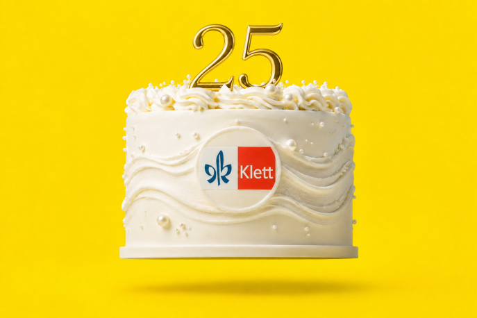 Weiße Festtagstorte mit goldenem „25“-Aufsteller und Klett-Logo vor leuchtend gelbem Hintergrund.