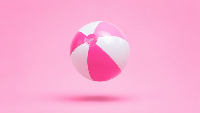 Rosa Beachball vor rosa Hintergrund
