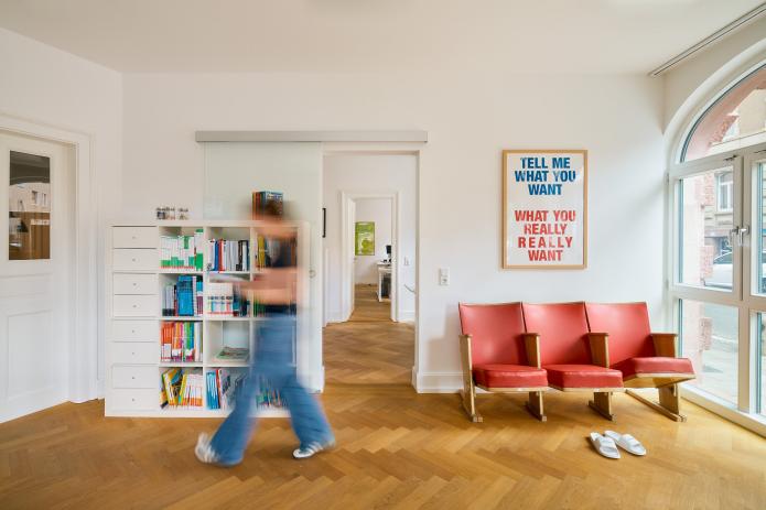 Mensch läuft durch Bild im Büro