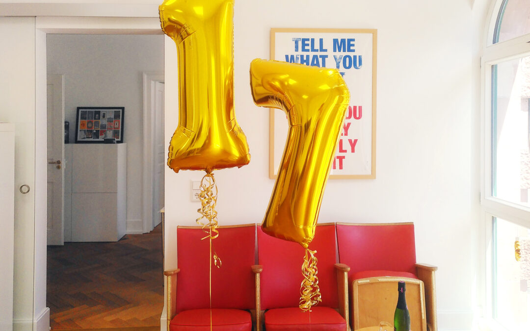Alles Gute zum Geburtstag, Satzkiste. Bild vom Büro der Satzkiste mit Luftballons aus einer Eins und einer Sieben